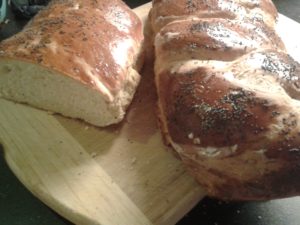 challah brood op plank